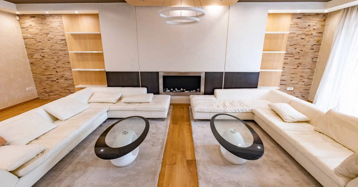 découvrez comment associer les couleurs beige et bois pour créer un salon chaleureux et élégant qui invite à la détente et à la convivialité.