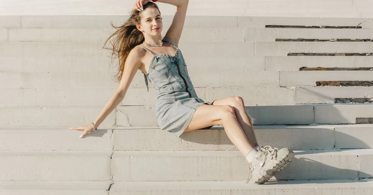 découvrez comment associer une robe longue avec des baskets pour un look à la fois confortable et tendance, parfait pour toutes les occasions décontractées.