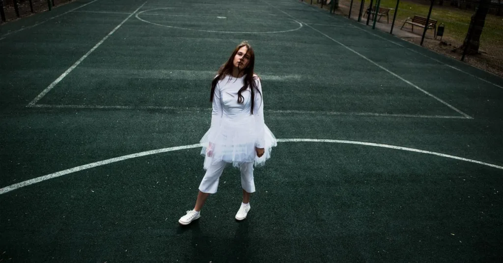 découvrez comment associer une longue robe avec des baskets pour un style à la fois chic et décontracté, idéal pour toutes les occasions.