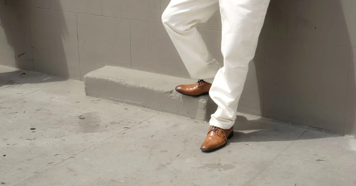 découvrez notre collection de chaussures conçues spécialement pour accompagner vos pantalons larges avec style et confort.